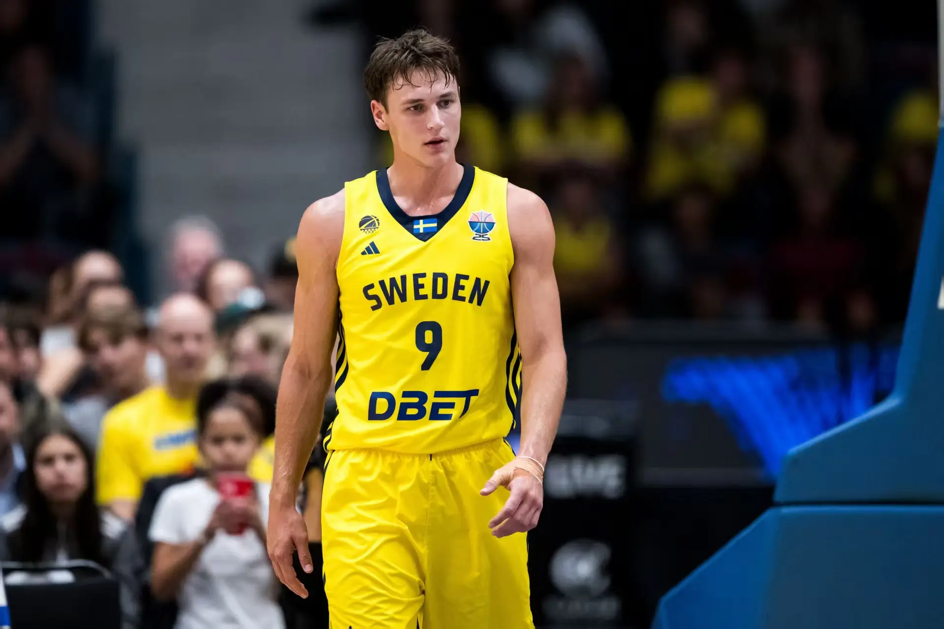 img, 站着离开, src